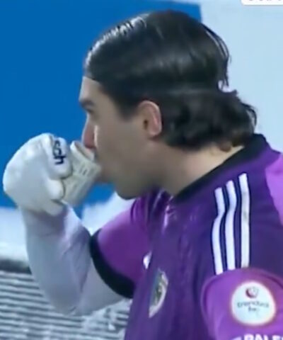 Τερματοφύλακας έπινε τσάι για να ζεσταθεί κατά τη διάρκεια αγώνα στην Τουρκία