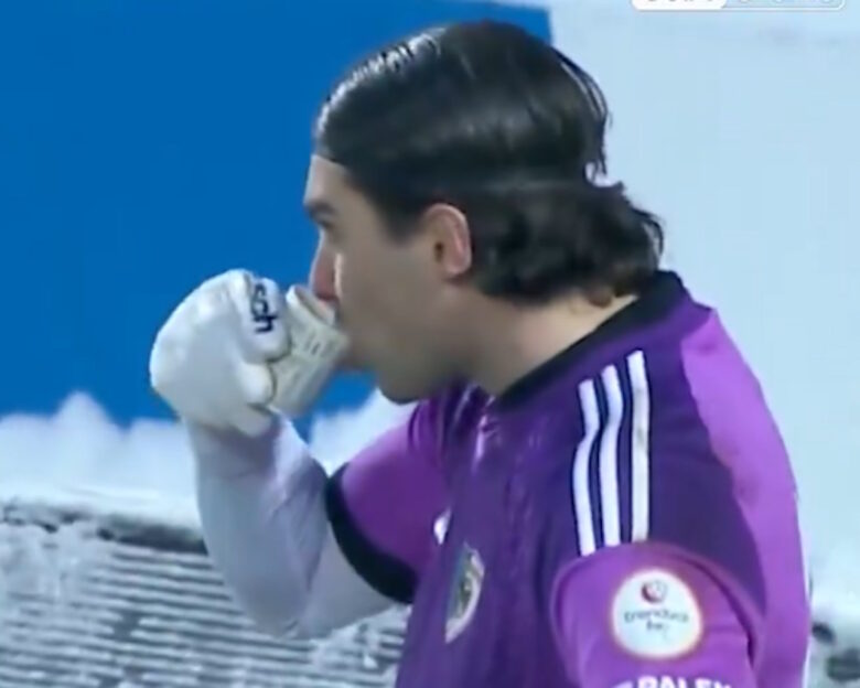 Τερματοφύλακας έπινε τσάι για να ζεσταθεί κατά τη διάρκεια αγώνα στην Τουρκία