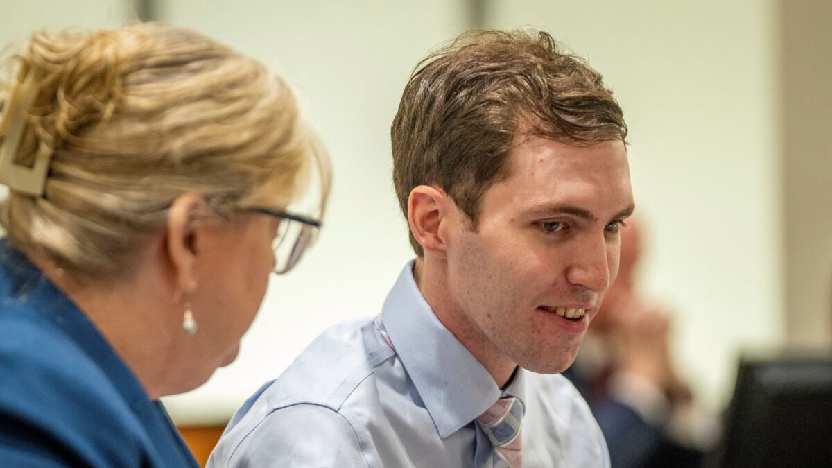 Χαμογελαστός στο δικαστήριο ο δολοφόνος του Τσάρλι Κερκ