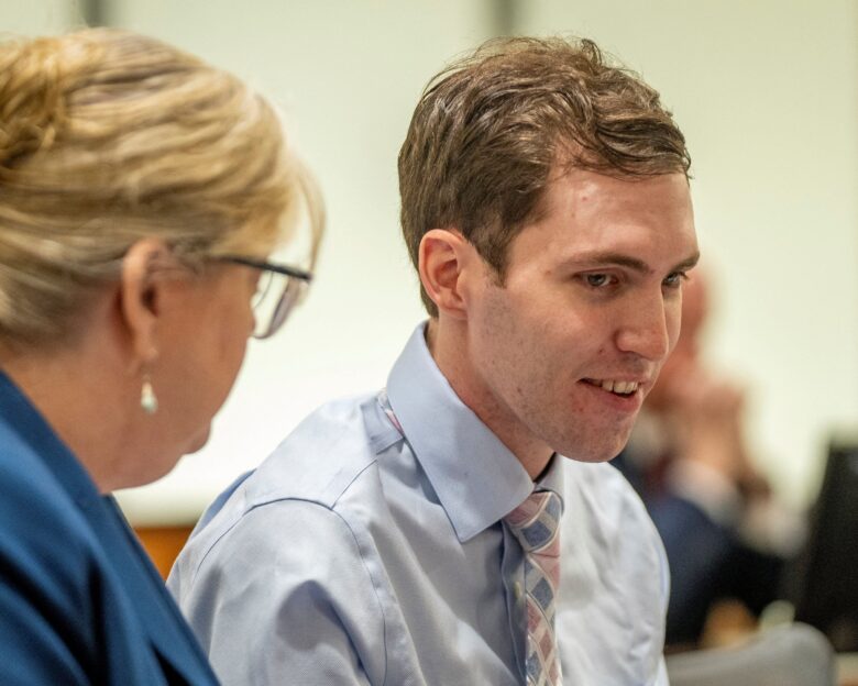 Τσάρλι Κερκ: Πρώτη εμφάνιση του δολοφόνου του, Τάιλερ Ρόμπινσον, στο δικαστήριο – Χαμογελαστός και άνετος