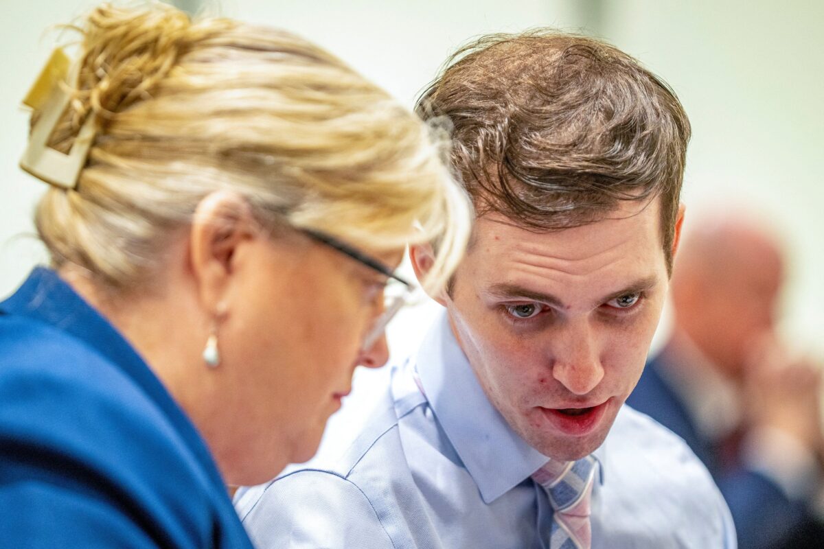 Ο Τάιλερ Ρόμπινσον μιλάει με τους δικηγόρους του