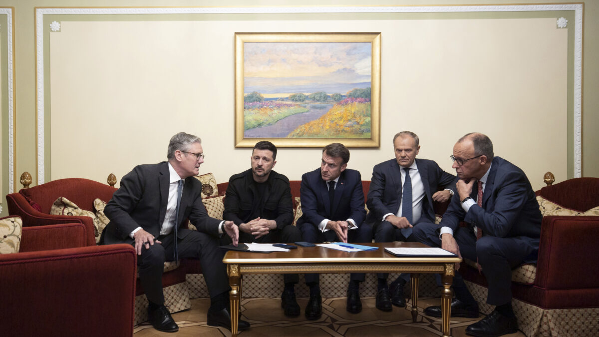 Ο Βρετανός πρωθυπουργός Κιρ Στάρμερ, ο Ουκρανός πρόεδρος Βολοντίμιρ Ζελένσκι, ο Γάλλος πρόεδρος Εμανουέλ Μακρόν, ο Πολωνός πρωθυπουργός Ντόναλντ Τουσκ και ο Γερμανός καγκελάριος Φρίντριχ Μερτς