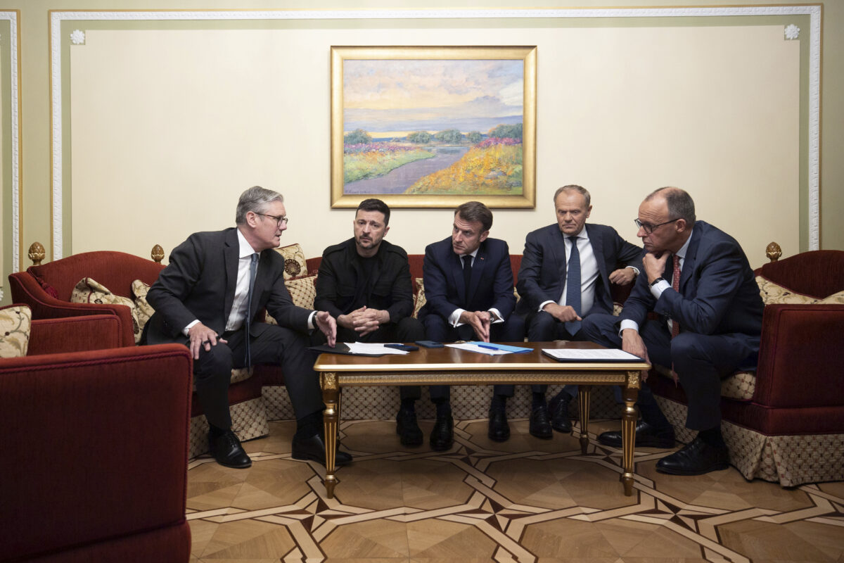 Ο Βρετανός πρωθυπουργός Κιρ Στάρμερ, ο Ουκρανός πρόεδρος Βολοντίμιρ Ζελένσκι, ο Γάλλος πρόεδρος Εμανουέλ Μακρόν, ο Πολωνός πρωθυπουργός Ντόναλντ Τουσκ και ο Γερμανός καγκελάριος Φρίντριχ Μερτς