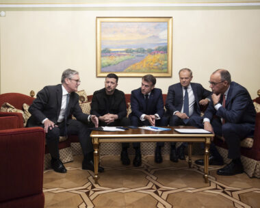 Ο Βρετανός πρωθυπουργός Κιρ Στάρμερ, ο Ουκρανός πρόεδρος Βολοντίμιρ Ζελένσκι, ο Γάλλος πρόεδρος Εμανουέλ Μακρόν, ο Πολωνός πρωθυπουργός Ντόναλντ Τουσκ και ο Γερμανός καγκελάριος Φρίντριχ Μερτς