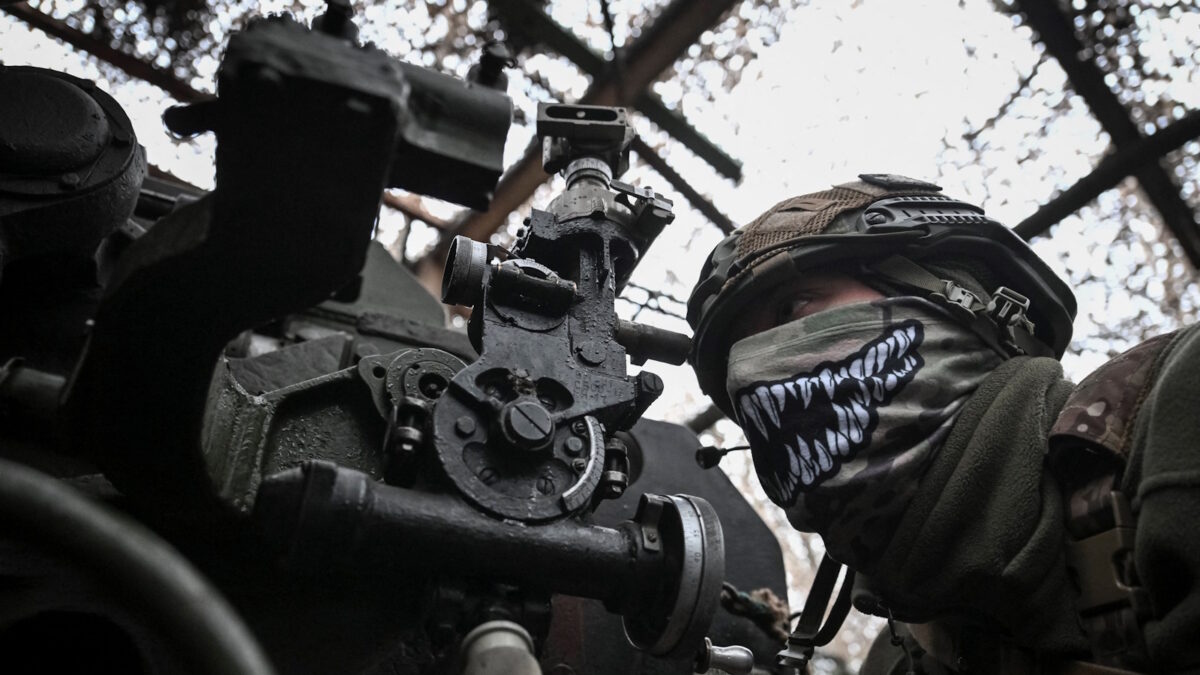 Ουκρανός στρατιώτης πυροβολικού στο μέτωπο