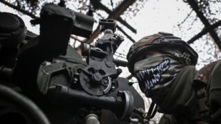 Ουκρανός στρατιώτης πυροβολικού στο μέτωπο