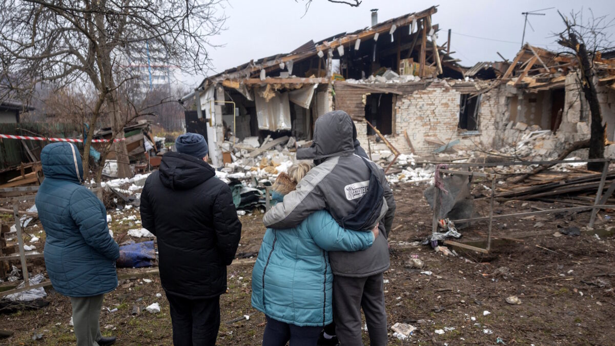 Οικογένεια Ουκρανών βλέπει το σπίτι τους που καταστράφηκε από ρωσικό πλήγμα