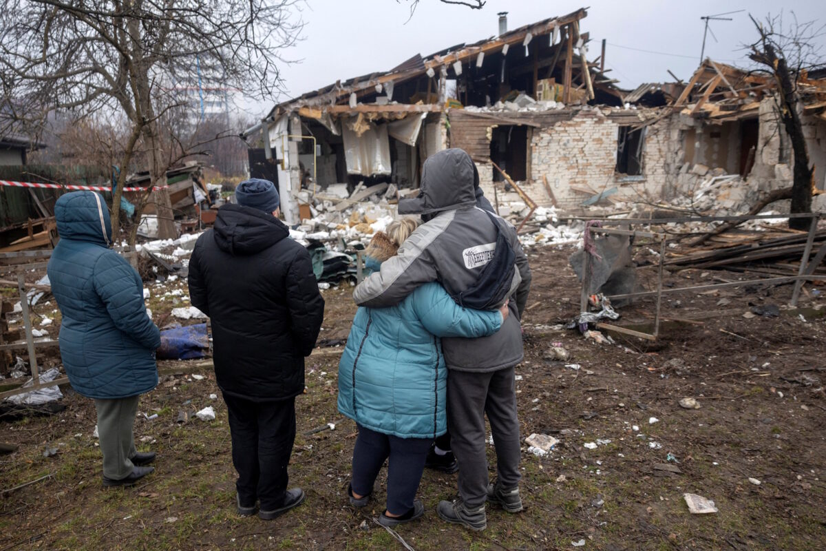 Οικογένεια Ουκρανών βλέπει το σπίτι τους που καταστράφηκε από ρωσικό πλήγμα