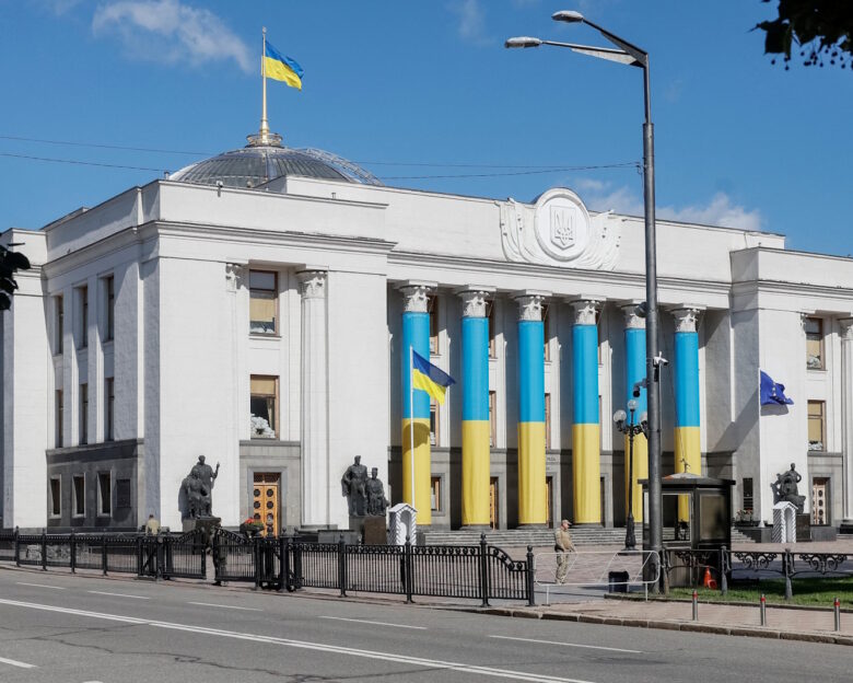 Politico: Στα 2,8 δισ. ευρώ το βάρος των εγγυήσεων της Ελλάδας για το νέο δάνειο προς την Ουκρανία