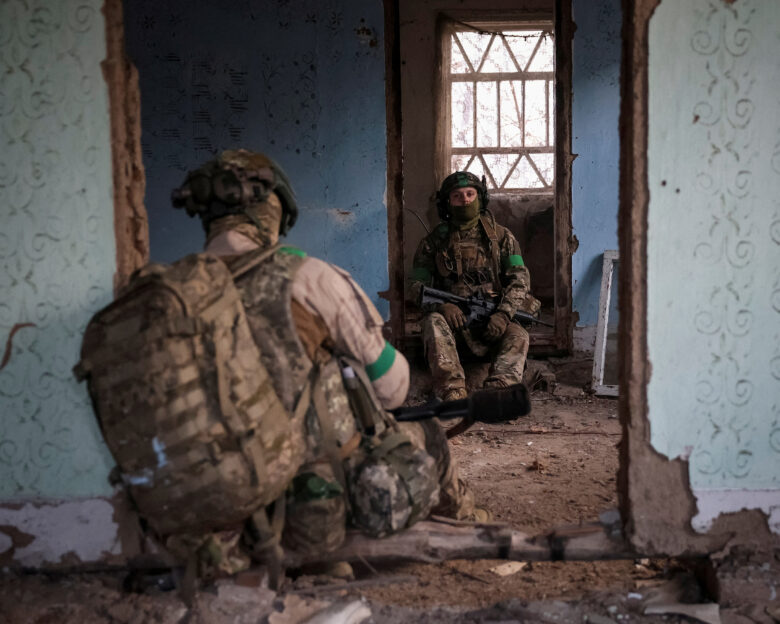 Ουκρανία: Τα σημάδια ότι ο Πούτιν προετοιμάζεται για παρατεταμένο πόλεμο την ώρα που το χάσμα μεταξύ Τραμπ και Ευρώπης μεγαλώνει