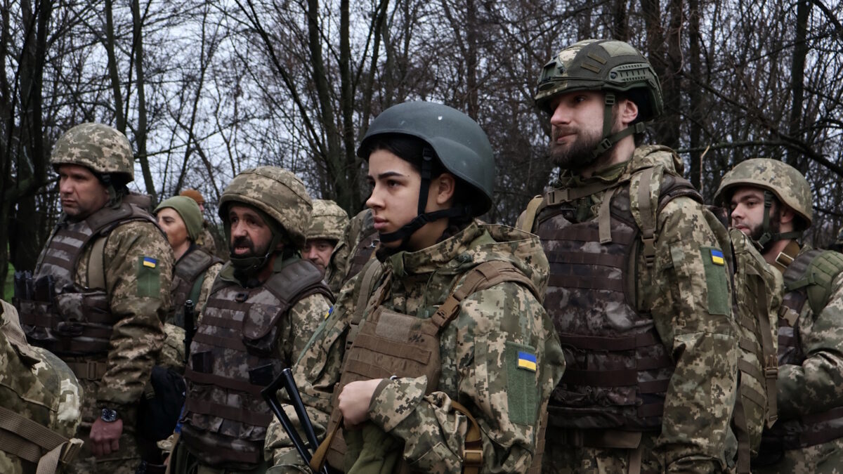 Νεοσύλλεκτοι του ουκρανικού στρατού εκπαιδεύονται