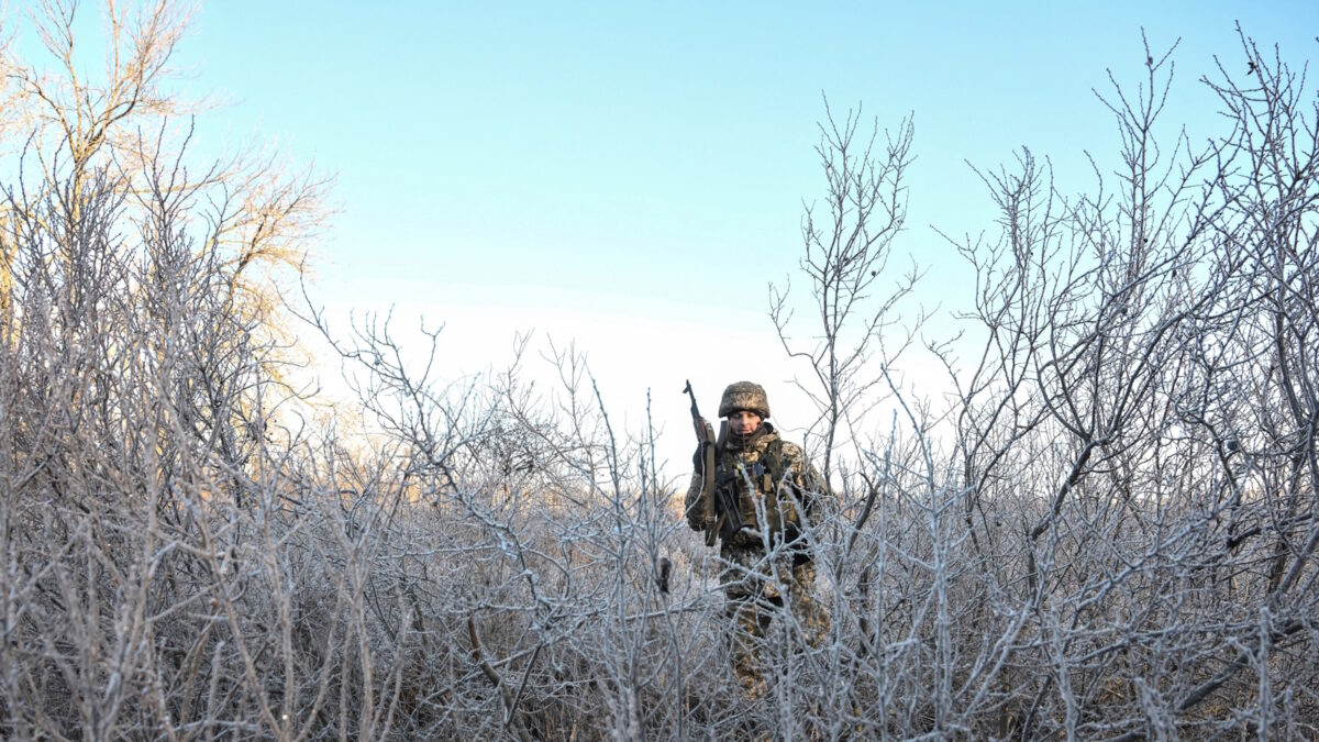 Στρατιώτης προσπαθεί να καταρρίψει drone