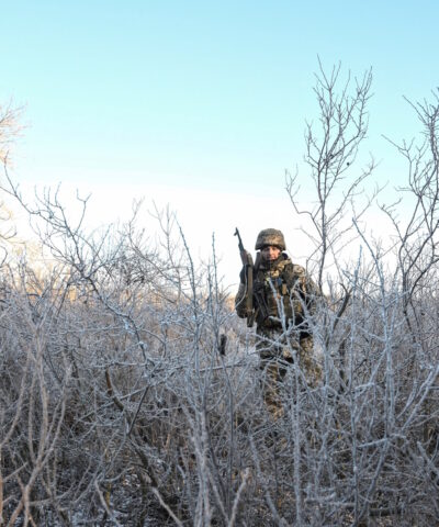 Στρατιώτης προσπαθεί να καταρρίψει drone