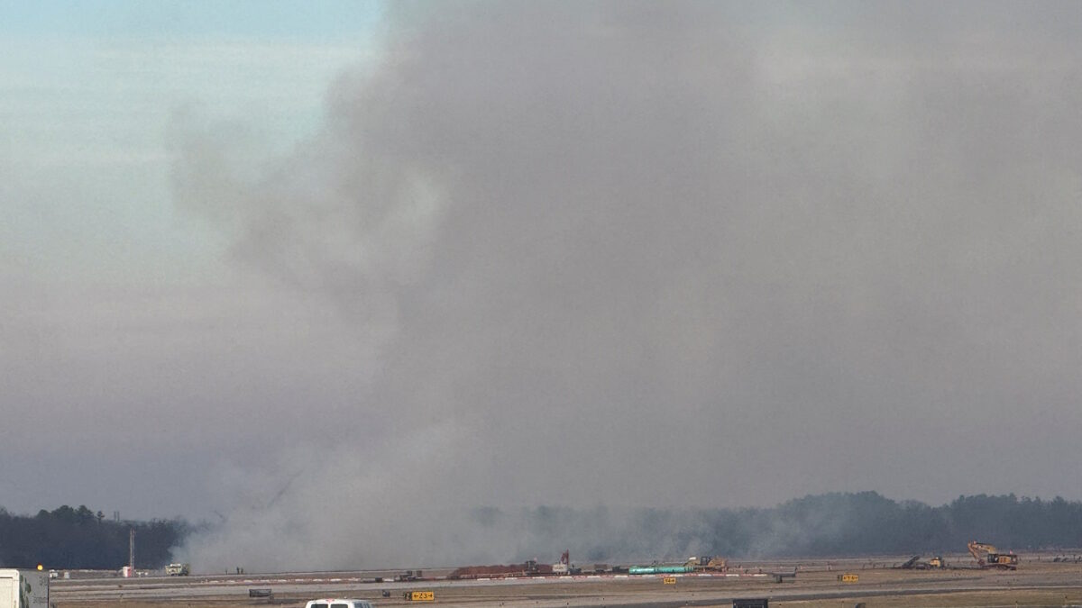 Καπνός υψώνεται από αεροσκάφος της United Airlines στο Διεθνές Αεροδρόμιο «Dulles» της Βιρτζίνια των ΗΠΑ