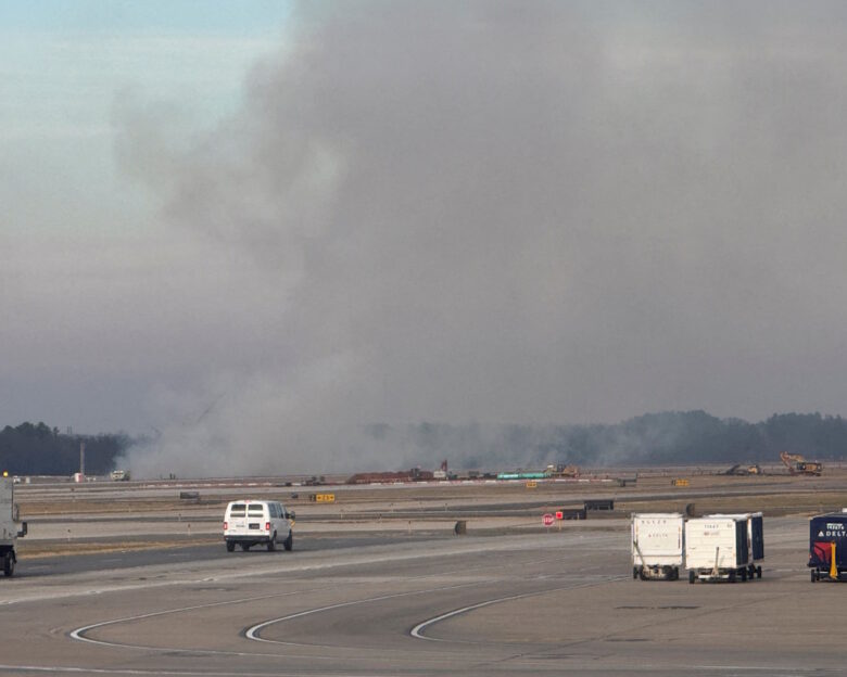 ΗΠΑ: Αναγκαστική προσγείωση για Boeing της United Airlines λόγω φωτιάς σε κινητήρα – Φωτογραφίες