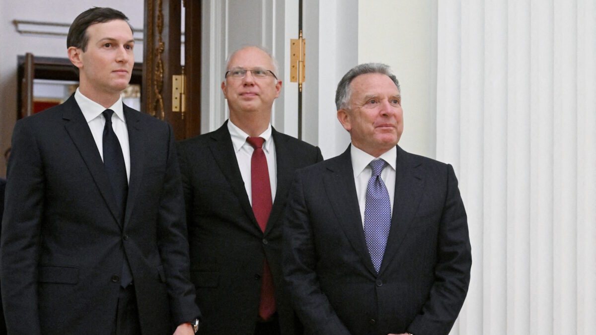 Ο επικεφαλής της ρωσικής διαπραγματευτικής ομάδας Κιρίλ Ντιμιτρίεφ (κέντρο) με τον γαμπρό του Ντόναλντ Τραμπ, Τζάρεντ Κούσνερ (αριστερά) και τον ειδικό απεσταλμένο των ΗΠΑ, Στιβ Γουίτκοφ (δεξιά)