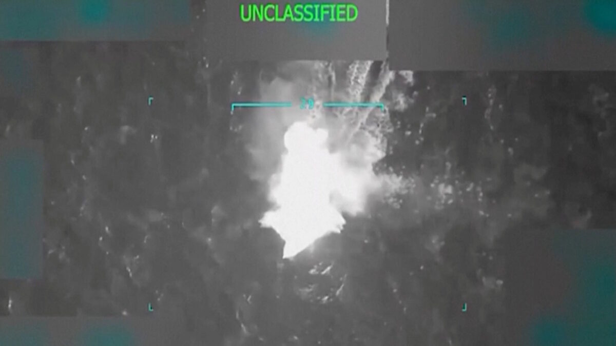 Η στιγμή που σκάφος στην Καραϊβική Θάλασσα δέχεται αμερικανικό πλήγμα