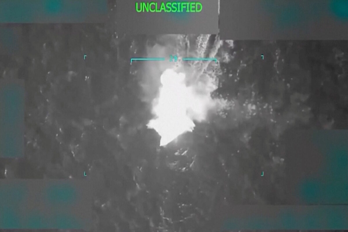 Η στιγμή που σκάφος στην Καραϊβική Θάλασσα δέχεται αμερικανικό πλήγμα