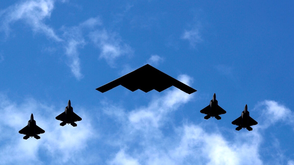 Αμερικανικό stealth βομβαρδιστικό B-2 υπό την συνοδεία stealth μαχητικών αεροσκαφών F-22