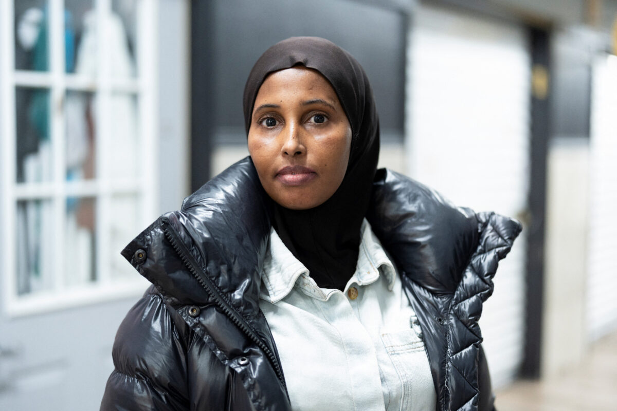 Η ιδιοκτήτρια σαλόνι ομορφιάς και μετανάστρια από τη Σομαλία, Ιφρα Φαραχ, έξω από το κατάστημά της στο εμπορικό κέντρο Karmel Mall