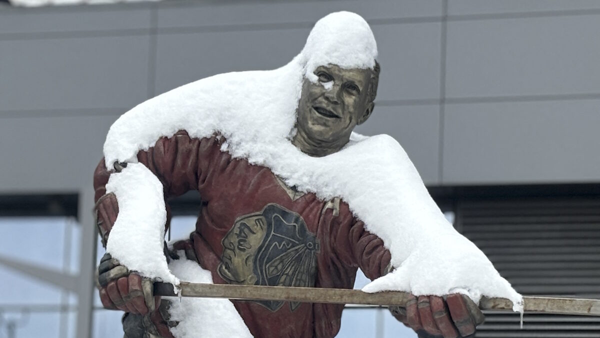 Χιόνι καλύπτει το άγαλμα του πρώην παίκτη των Chicago Blackhawks, Bobby Hull, στο Σικάγο