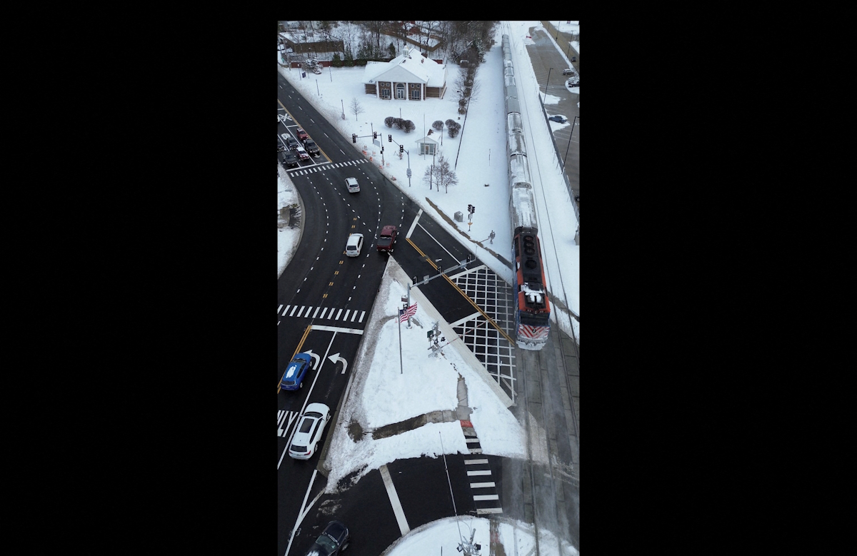 Λήψεις από drone δείχνουν τη χιονόπτωση στο Crystal Lake του Ιλινόις