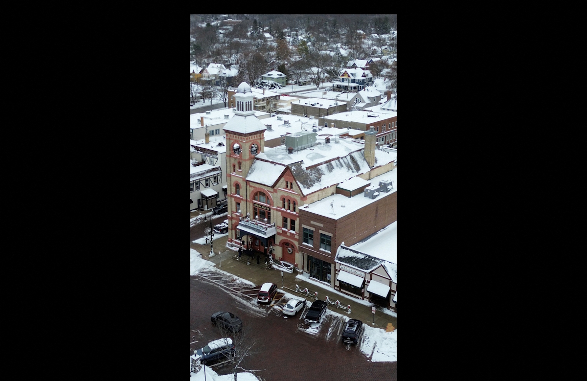 Λήψεις από drone δείχνουν τη χιονόπτωση στο Crystal Lake του Ιλινόις