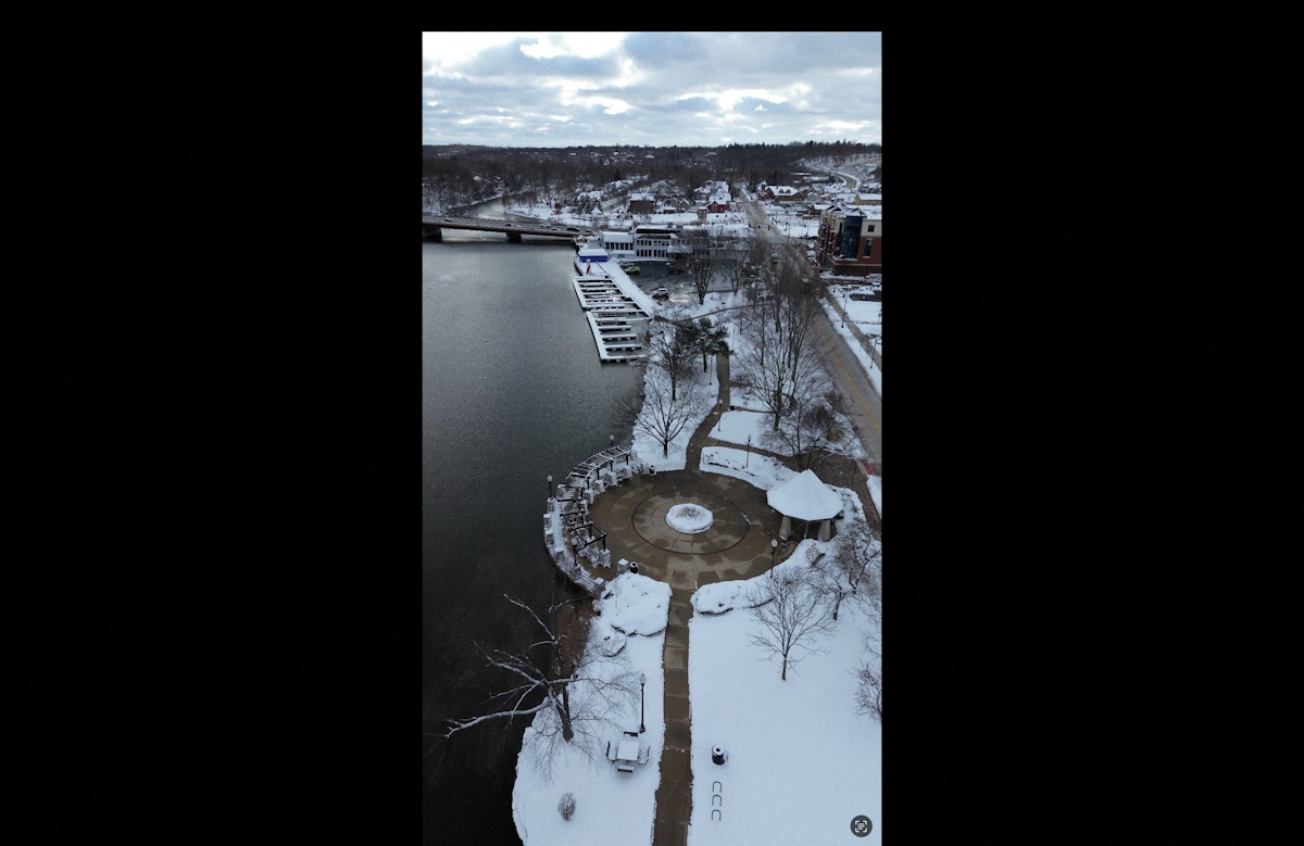 Λήψεις από drone δείχνουν τη χιονόπτωση στο Crystal Lake του Ιλινόις