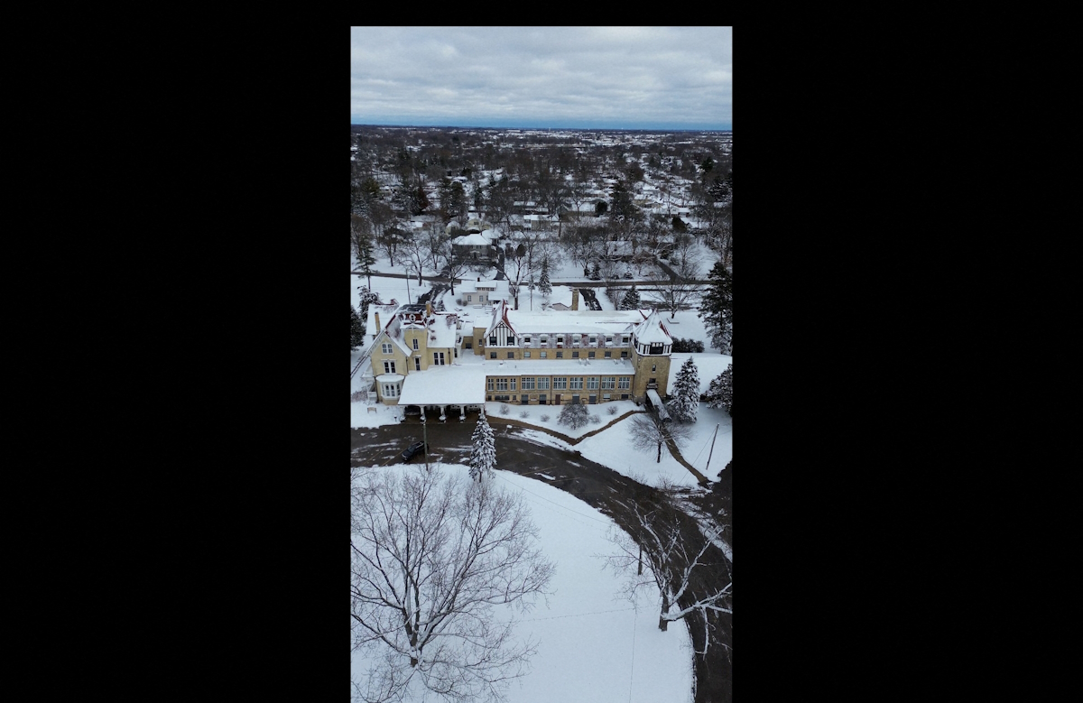 Λήψεις από drone δείχνουν τη χιονόπτωση στο Crystal Lake του Ιλινόις