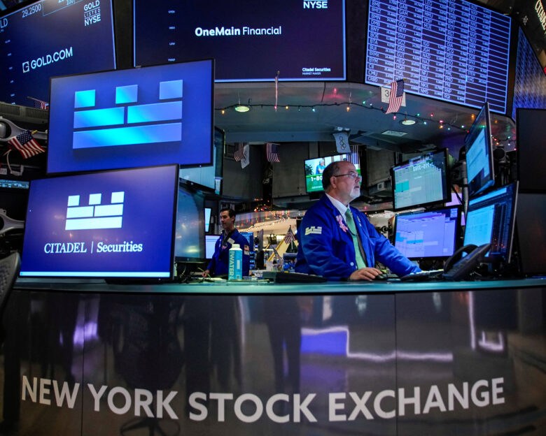 Wall Street: Ο Dow Jones κλείνει 400 μονάδες υψηλότερα από τις ελπίδες για μείωση επιτοκίων από τη Fed