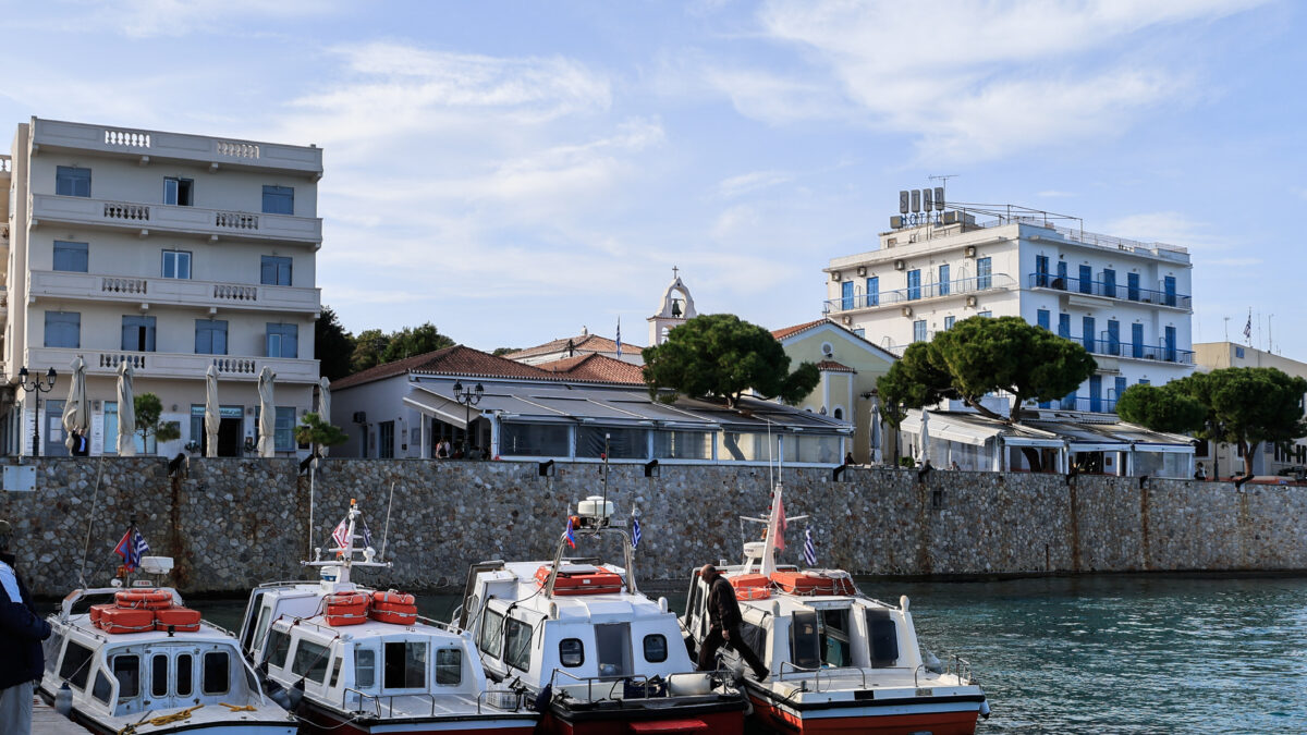 Στιγμιότυπο από το λιμάνι στις Σπέτσες