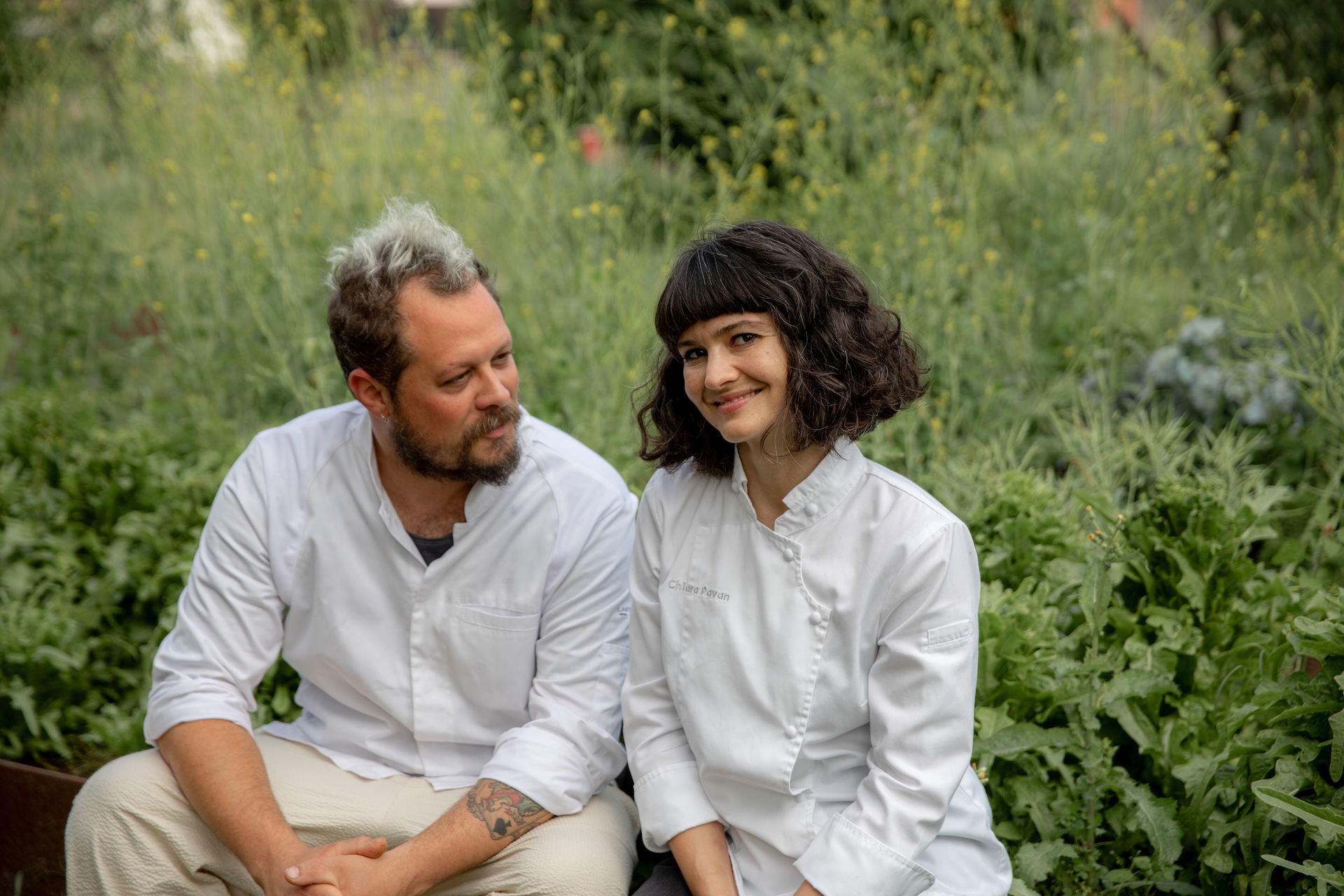 Υπό τη δημιουργική καθοδήγηση των σεφ Chiara Pavan και Francesco Brutto, η κουζίνα του Venissa αντλεί την ταυτότητά της από το terroir της λιμνοθάλασσας της Βενετίας.