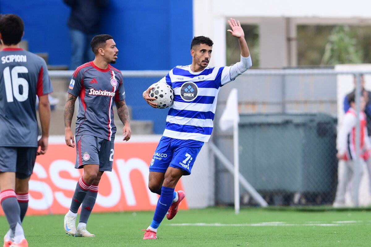 Ο Βερνάρδος πανηγυρίζει το γκολ του