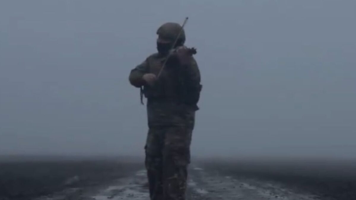 Ο Ουκρανός στρατιώτης και βιολιστής Moisei Bondarenko