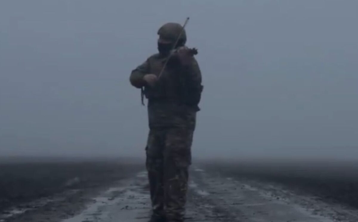 Ο Ουκρανός στρατιώτης και βιολιστής Moisei Bondarenko