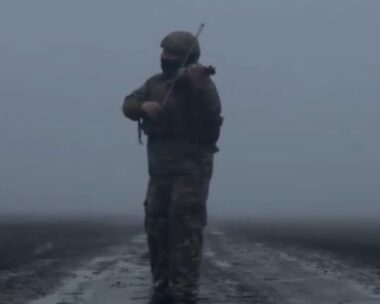 Ο Ουκρανός στρατιώτης και βιολιστής Moisei Bondarenko