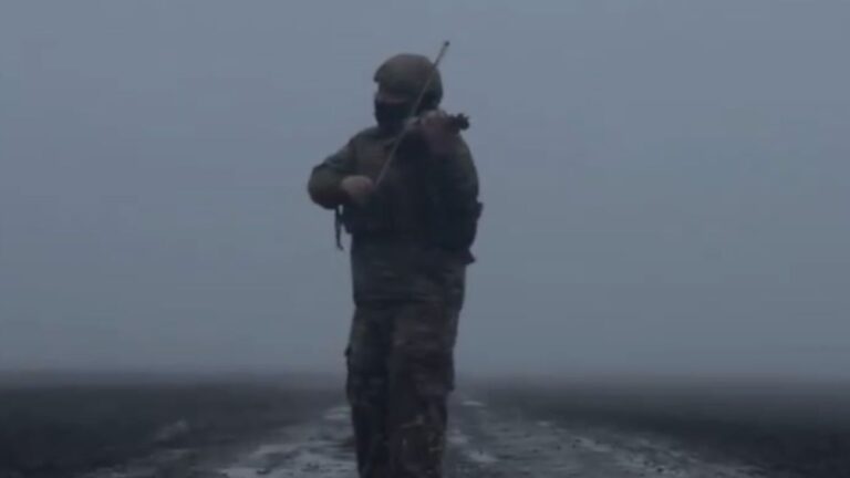 Ο Ουκρανός στρατιώτης και βιολιστής Moisei Bondarenko