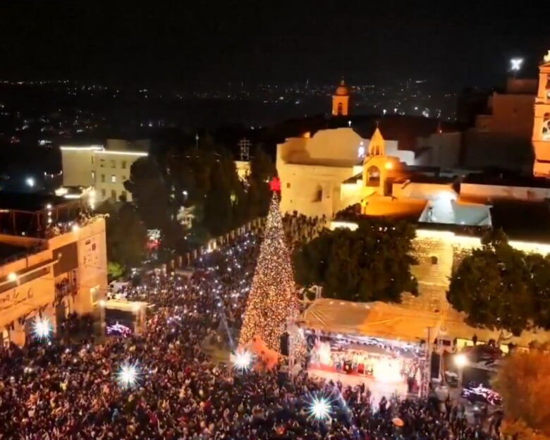 Βηθλεέμ: Φωταγωγήθηκε το χριστουγεννιάτικο δέντρο για πρώτη φορά από την έναρξη του πολέμου στη Γάζα