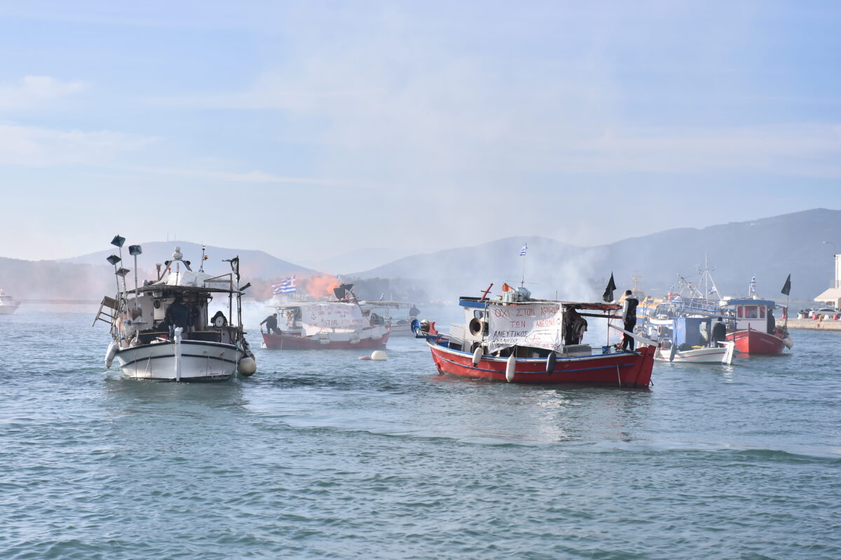 Αποκλεισμένο και από τη θάλασσα το λιμάνι του Βόλου