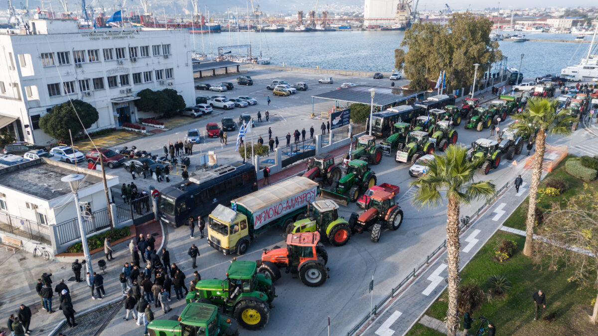 Αγρότες με τρακτέρ έξω από το λιμάνι του Βόλου