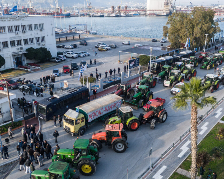 Μπλόκα αγροτών: Έφτασαν τα πρώτα τρακτέρ στον Βόλο για να αποκλείσουν το λιμάνι – Ισχυρές δυνάμεις των ΜΑΤ στην περιοχή