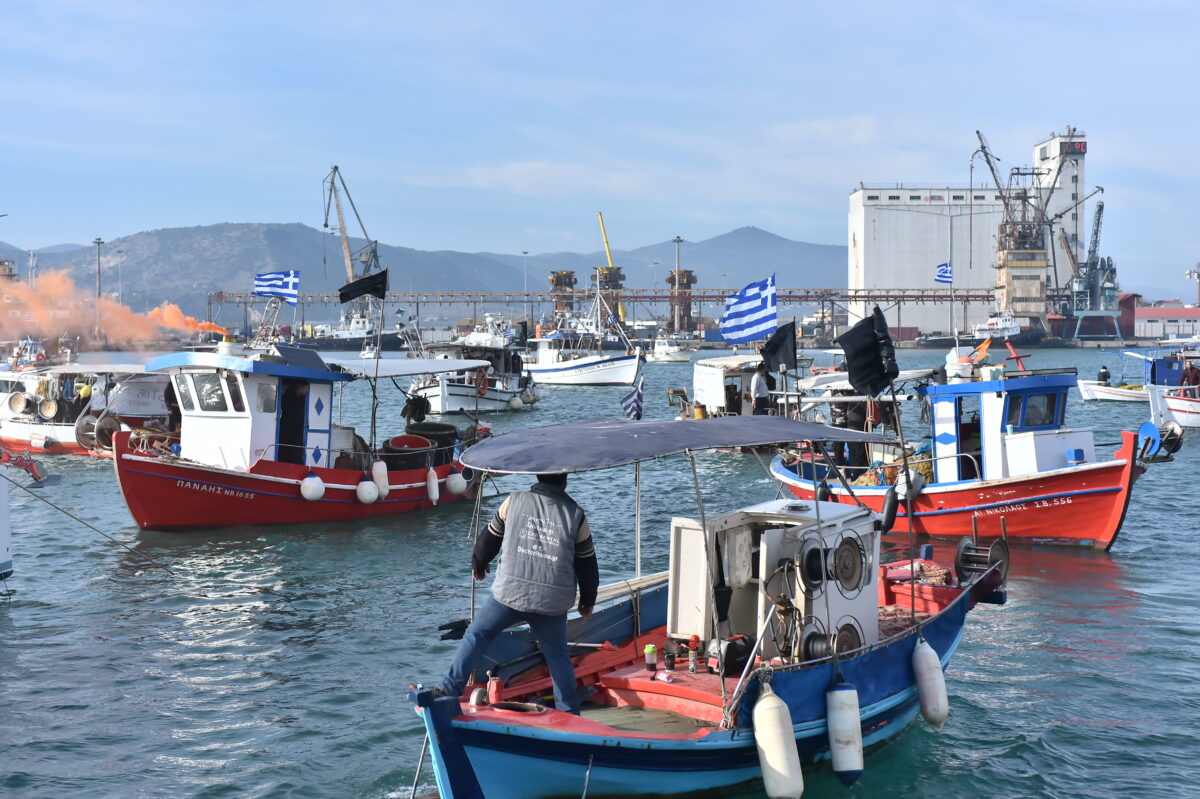 Αποκλεισμένο το λιμάνι του Βόλου από τους ψαράδες