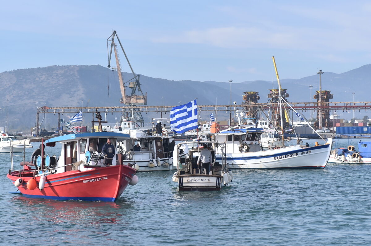 Αποκλεισμένο το λιμάνι του Βόλου από τους ψαράδες