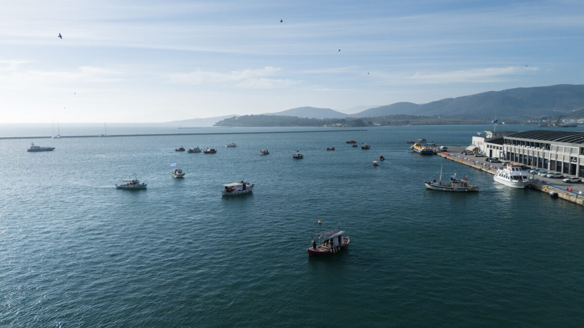 Αποκλεισμένο το λιμάνι του Βόλου από τους ψαράδες