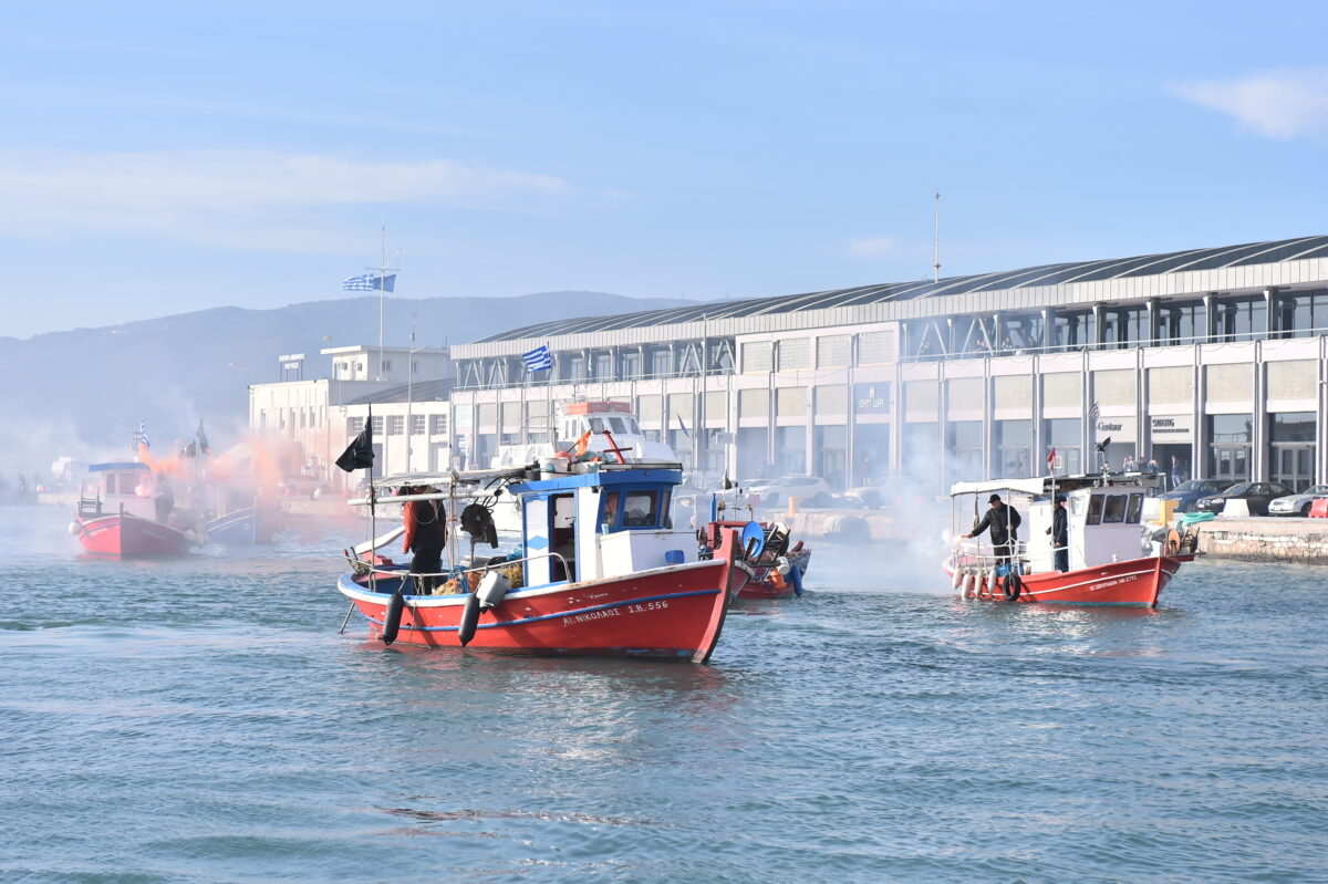 Αποκλεισμένο το λιμάνι του Βόλου από τους ψαράδες