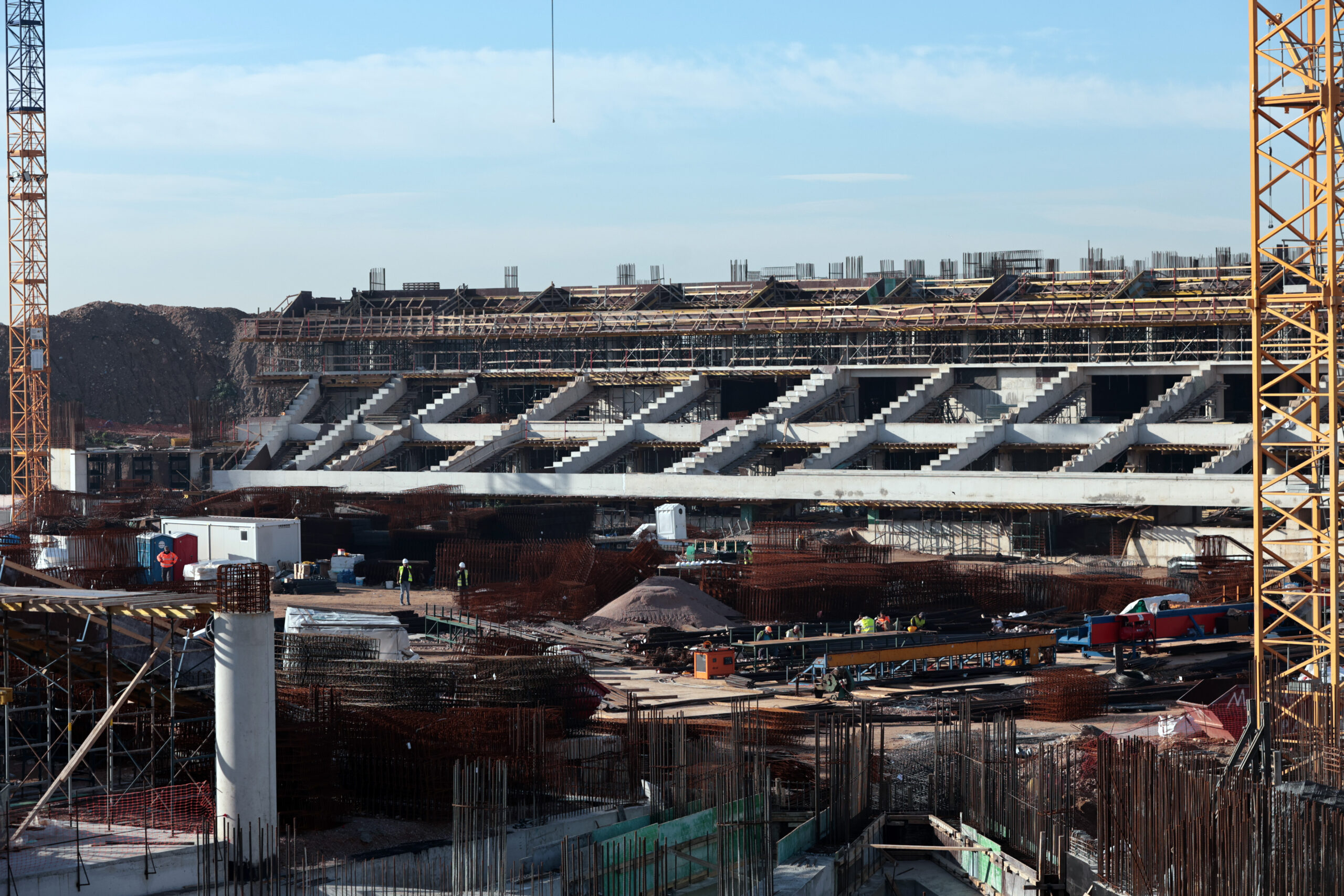 Επίσκεψη του Πρωθυπουργού Κυριάκου Μητσοτάκη, συνοδευόμενου από τον δήμαρχο Αθηναίων, Χάρη Δούκα και του μεγαλομετόχου της ΠΑΕ Παναθηναϊκός, Γιάννη Αλαφούζου στο έργο του νέου γηπέδου του Παναθηναϊκού στον Βοτανικό, Τρίτη 30 Δεκεμβρίου 2025. Η επίσκεψη είχε εθιμοτυπικό χαρακτήρα και σχετίζεται με την πρόοδο του έργου. Στην επίσκεψη συμμετείχαν επίσης ο πρόεδρος, Λεωνίδας Μπουτσικάρης, αλλά και ο Γιάννης Παναγιωτίδης, επιμελητής του έργου. (POOL