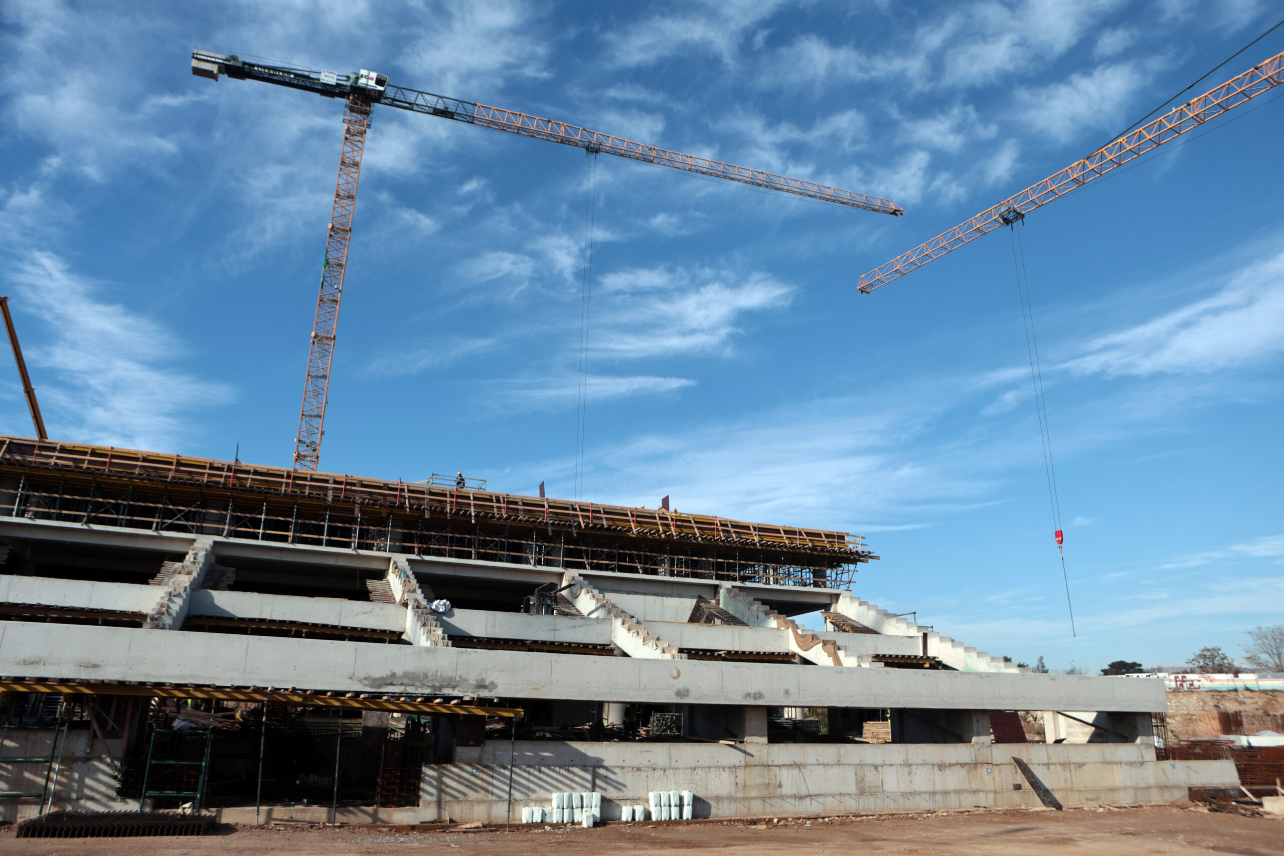 Επίσκεψη του Πρωθυπουργού Κυριάκου Μητσοτάκη, συνοδευόμενου από τον δήμαρχο Αθηναίων, Χάρη Δούκα και του μεγαλομετόχου της ΠΑΕ Παναθηναϊκός, Γιάννη Αλαφούζου στο έργο του νέου γηπέδου του Παναθηναϊκού στον Βοτανικό, Τρίτη 30 Δεκεμβρίου 2025. Η επίσκεψη είχε εθιμοτυπικό χαρακτήρα και σχετίζεται με την πρόοδο του έργου. Στην επίσκεψη συμμετείχαν επίσης ο πρόεδρος, Λεωνίδας Μπουτσικάρης, αλλά και ο Γιάννης Παναγιωτίδης, επιμελητής του έργου. (POOL