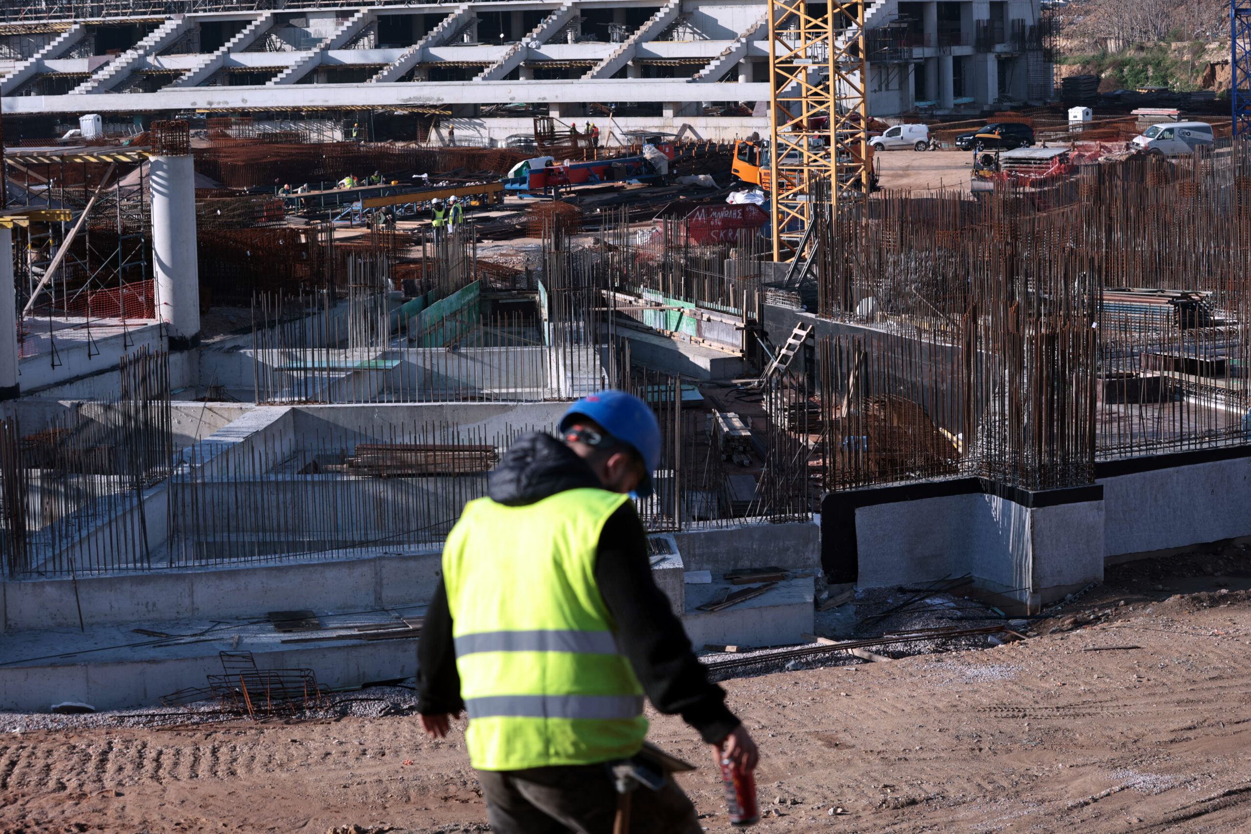 Επίσκεψη του Πρωθυπουργού Κυριάκου Μητσοτάκη, συνοδευόμενου από τον δήμαρχο Αθηναίων, Χάρη Δούκα και του μεγαλομετόχου της ΠΑΕ Παναθηναϊκός, Γιάννη Αλαφούζου στο έργο του νέου γηπέδου του Παναθηναϊκού στον Βοτανικό, Τρίτη 30 Δεκεμβρίου 2025. Η επίσκεψη είχε εθιμοτυπικό χαρακτήρα και σχετίζεται με την πρόοδο του έργου. Στην επίσκεψη συμμετείχαν επίσης ο πρόεδρος, Λεωνίδας Μπουτσικάρης, αλλά και ο Γιάννης Παναγιωτίδης, επιμελητής του έργου. (POOL
