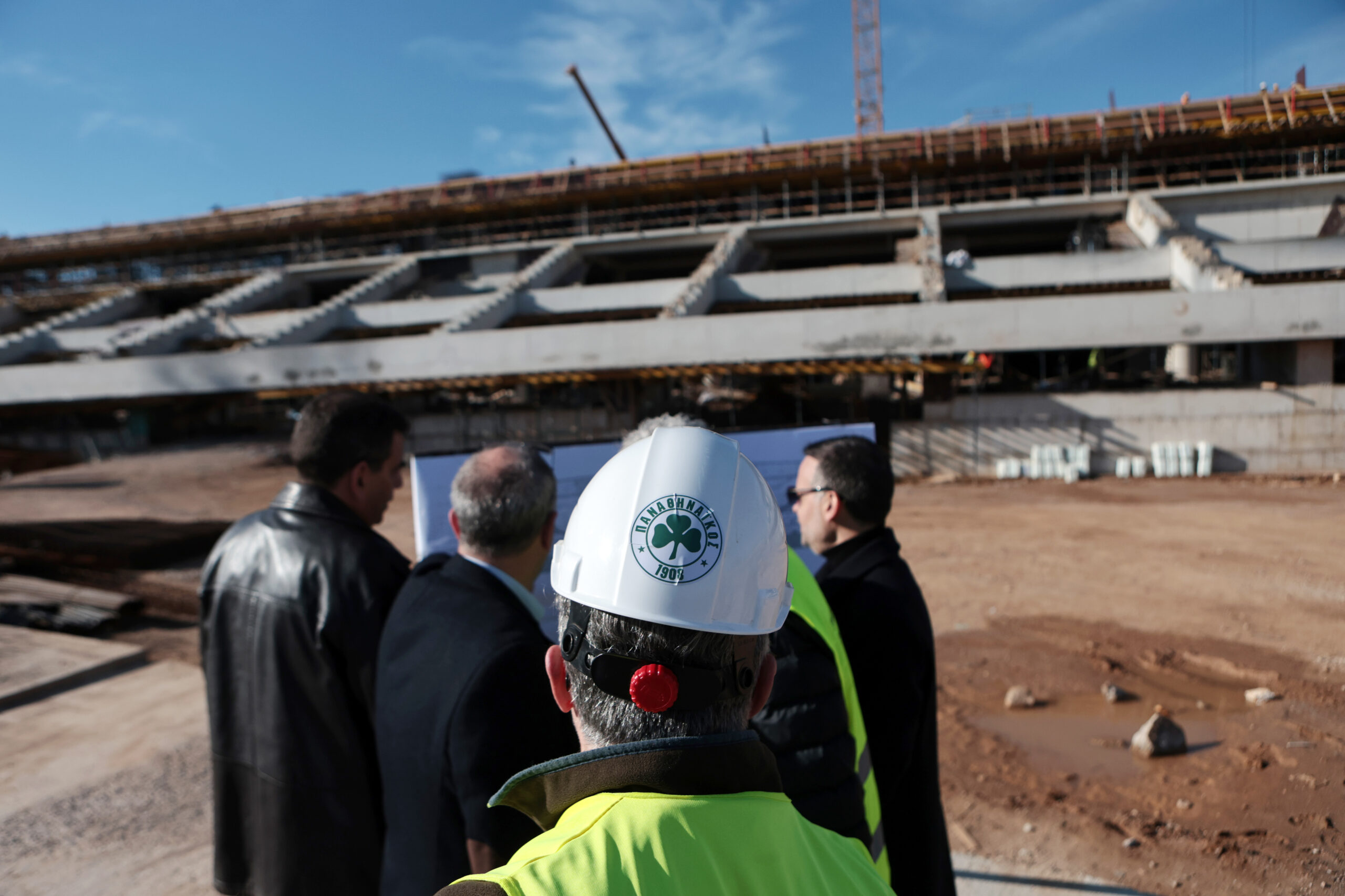 Επίσκεψη του Πρωθυπουργού Κυριάκου Μητσοτάκη, συνοδευόμενου από τον δήμαρχο Αθηναίων, Χάρη Δούκα και του μεγαλομετόχου της ΠΑΕ Παναθηναϊκός, Γιάννη Αλαφούζου στο έργο του νέου γηπέδου του Παναθηναϊκού στον Βοτανικό, Τρίτη 30 Δεκεμβρίου 2025. Η επίσκεψη είχε εθιμοτυπικό χαρακτήρα και σχετίζεται με την πρόοδο του έργου. Στην επίσκεψη συμμετείχαν επίσης ο πρόεδρος, Λεωνίδας Μπουτσικάρης, αλλά και ο Γιάννης Παναγιωτίδης, επιμελητής του έργου. (POOL
