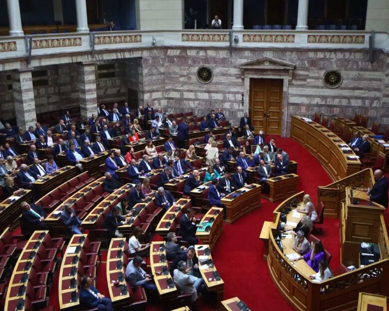 ΟΠΕΚΕΠΕ: Αρένα η Βουλή με κόντρες για τις κουμπαριές με «Γκρούεζες», «λαμόγια», και «Φεράρι»